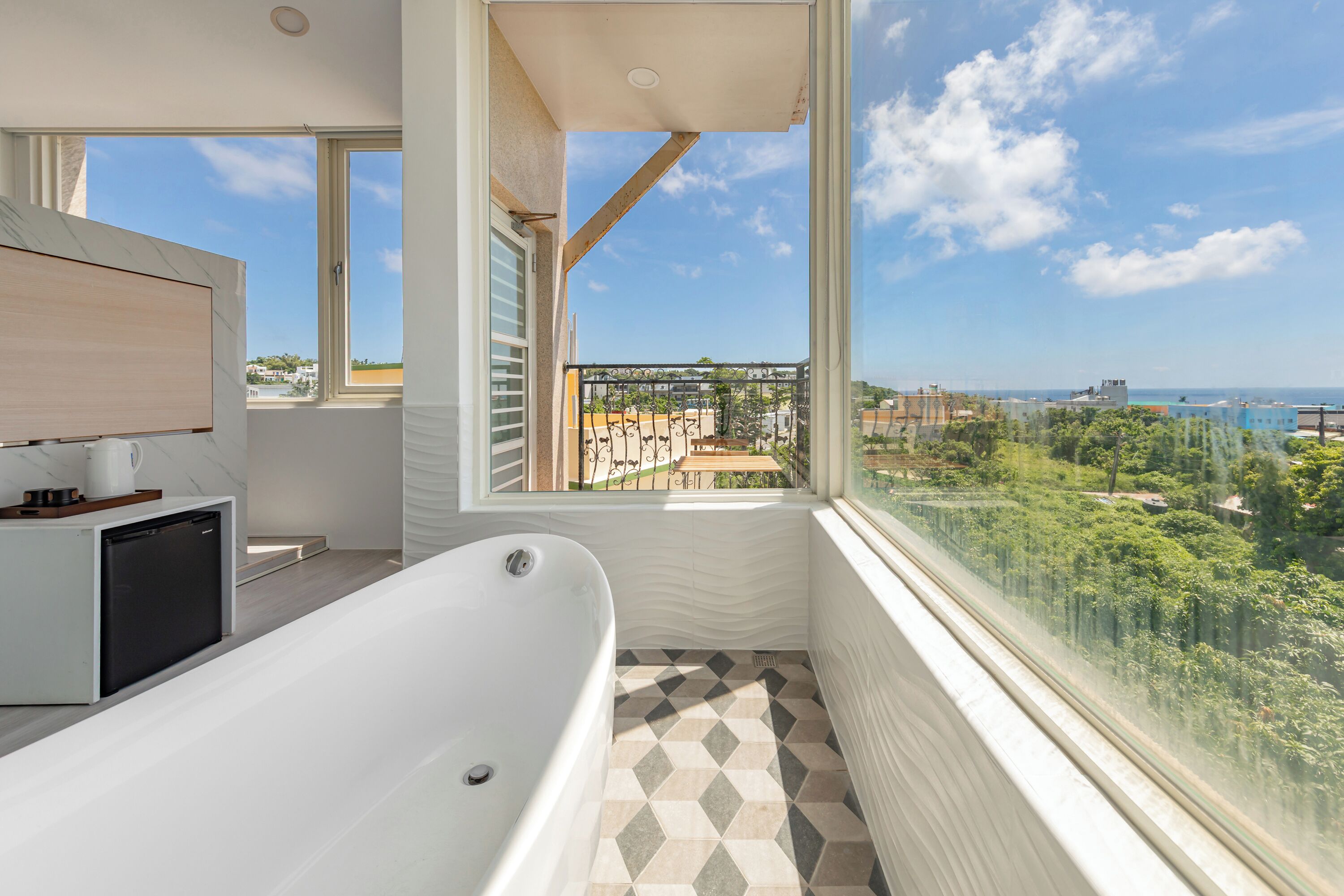 Superior Double Room with Balcony and Sea View | Bathroom | Hair dryer, slippers, towels, shampoo