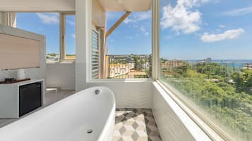 Superior Double Room with Balcony and Sea View | Bathroom | Hair dryer, slippers, towels, shampoo