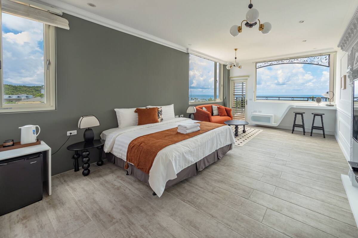 Deluxe Double Room with Balcony and Sea View | WiFi (free), bed sheets