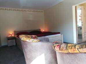 ห้องคอมฟอร์ทดับเบิล, เตียงคิงไซส์ 1 เตียง, ตู้เย็น, ติดสวนหย่อม | ตู้นิรภัยในห้องพัก, ผ้าม่านกันแสง, Wi-Fi ฟรี, ผ้าปูที่นอน