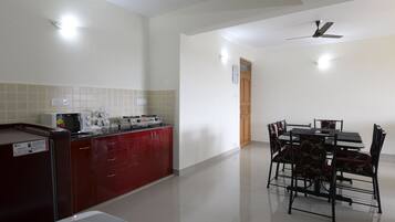 Apartment, 2 Schlafzimmer | Essbereich im Zimmer