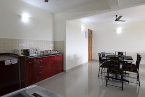 Apartment, 2 Schlafzimmer | Essbereich im Zimmer