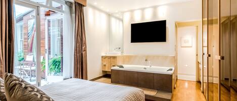 2 slaapkamers, een bureau, een strijkplank/strijkijzer, reisbedje