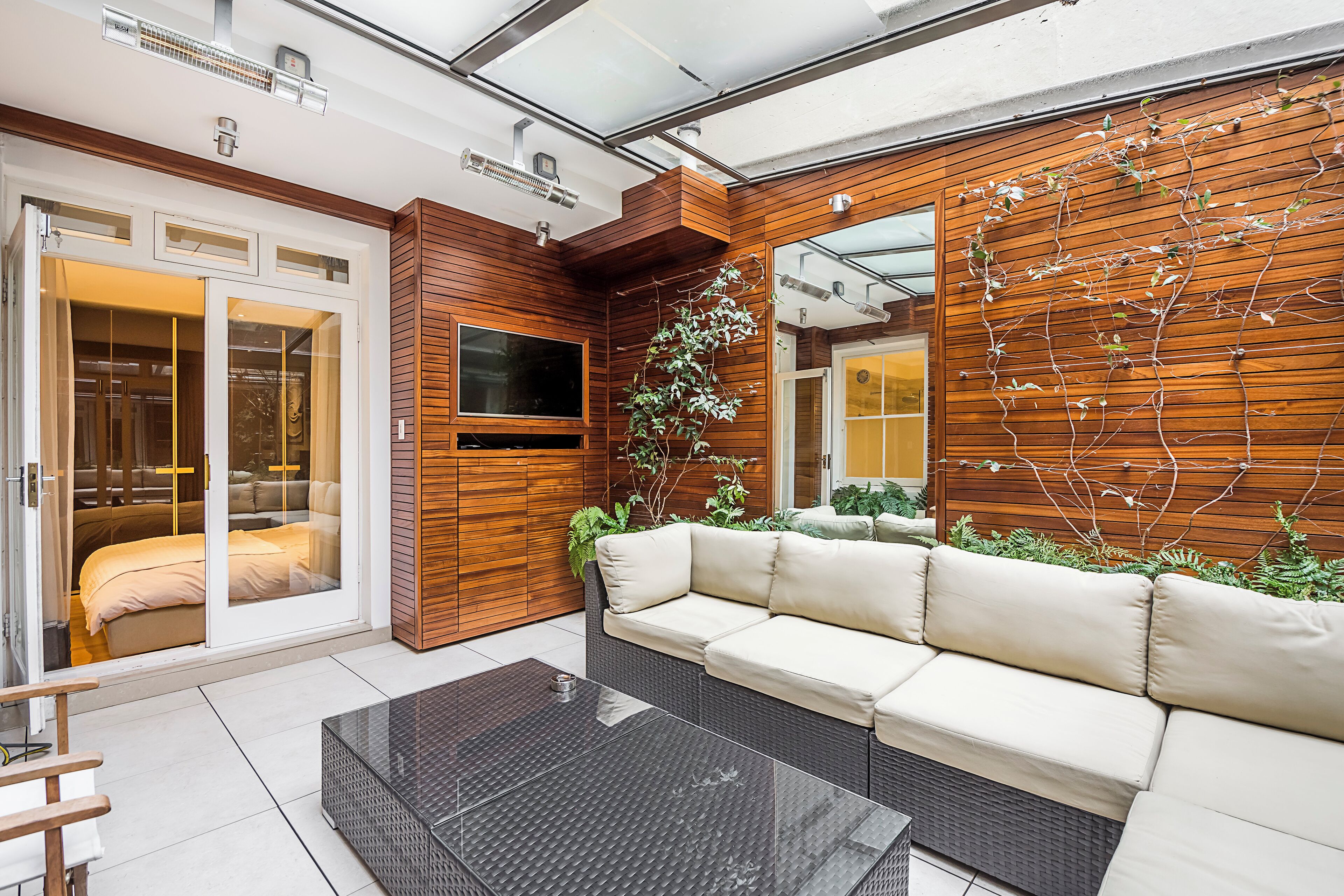 2 bedrooms, desk, iron/ironing board, travel cot