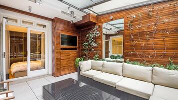 2 bedrooms, desk, iron/ironing board, travel cot