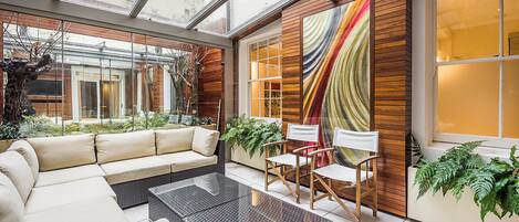 المنشأة من الداخل