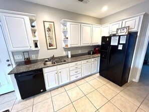 Fridge, microwave, oven, dishwasher - Summer's Den (Surfside Beach)