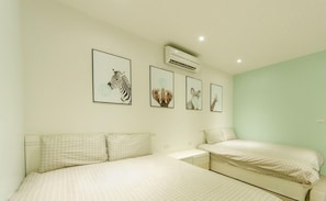 Neljän hengen standard-huone | Ylelliset vuodevaatteet, työpöytä, ilmainen Wi-Fi, vuodevaatteet