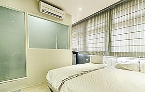 标准三人房 | 高档床上用品、办公桌、免费 WiFi、床单
