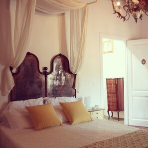 Double Room, Terrace, Annex Building | Desk, bed sheets - Il Lupo Rosso (Santu Lussurgiu)