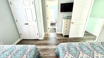 4 bedrooms, iron/ironing board, WiFi