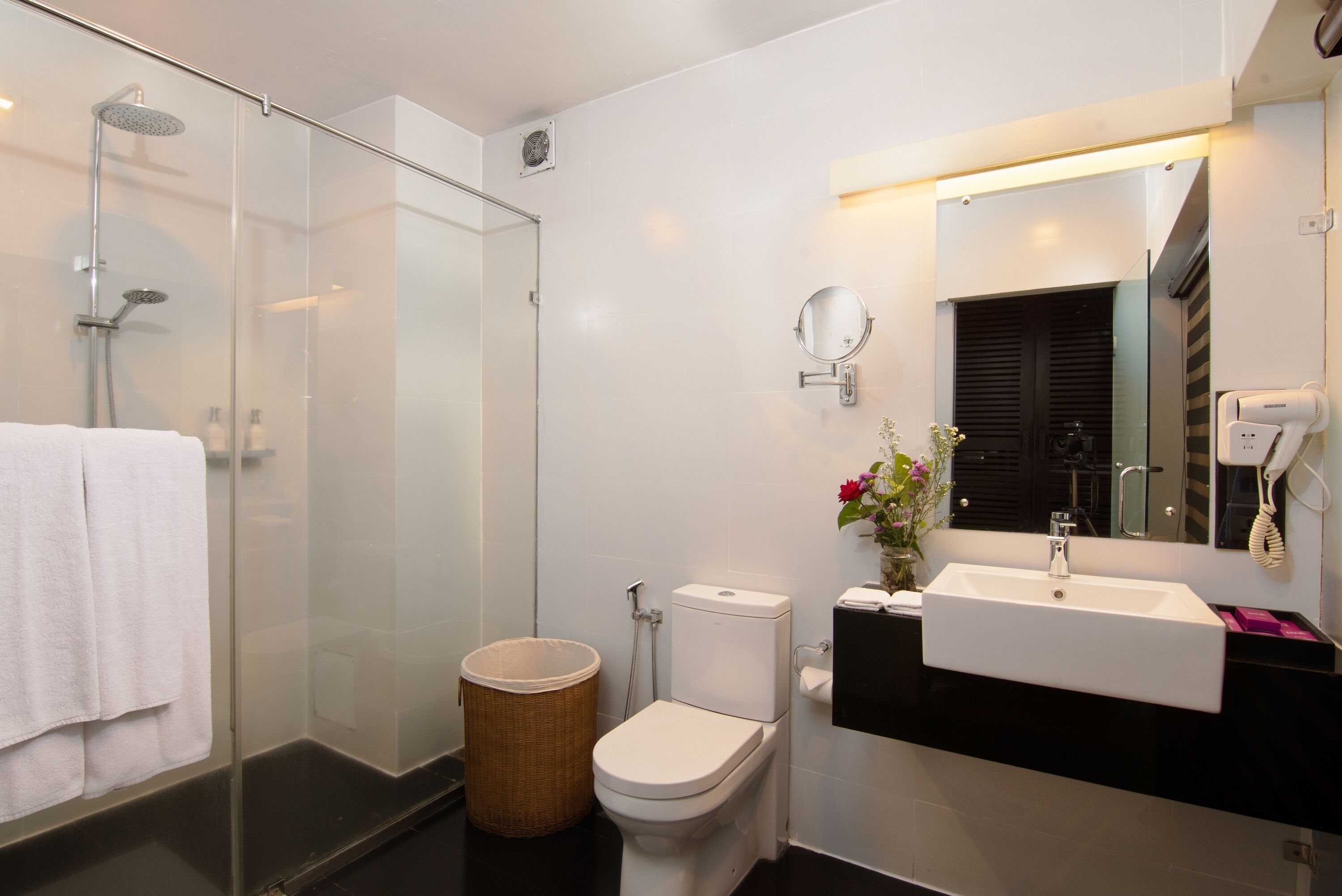 junior suite  | bathroom | shower, hydromassage showerhead, free toiletries, hair dryer