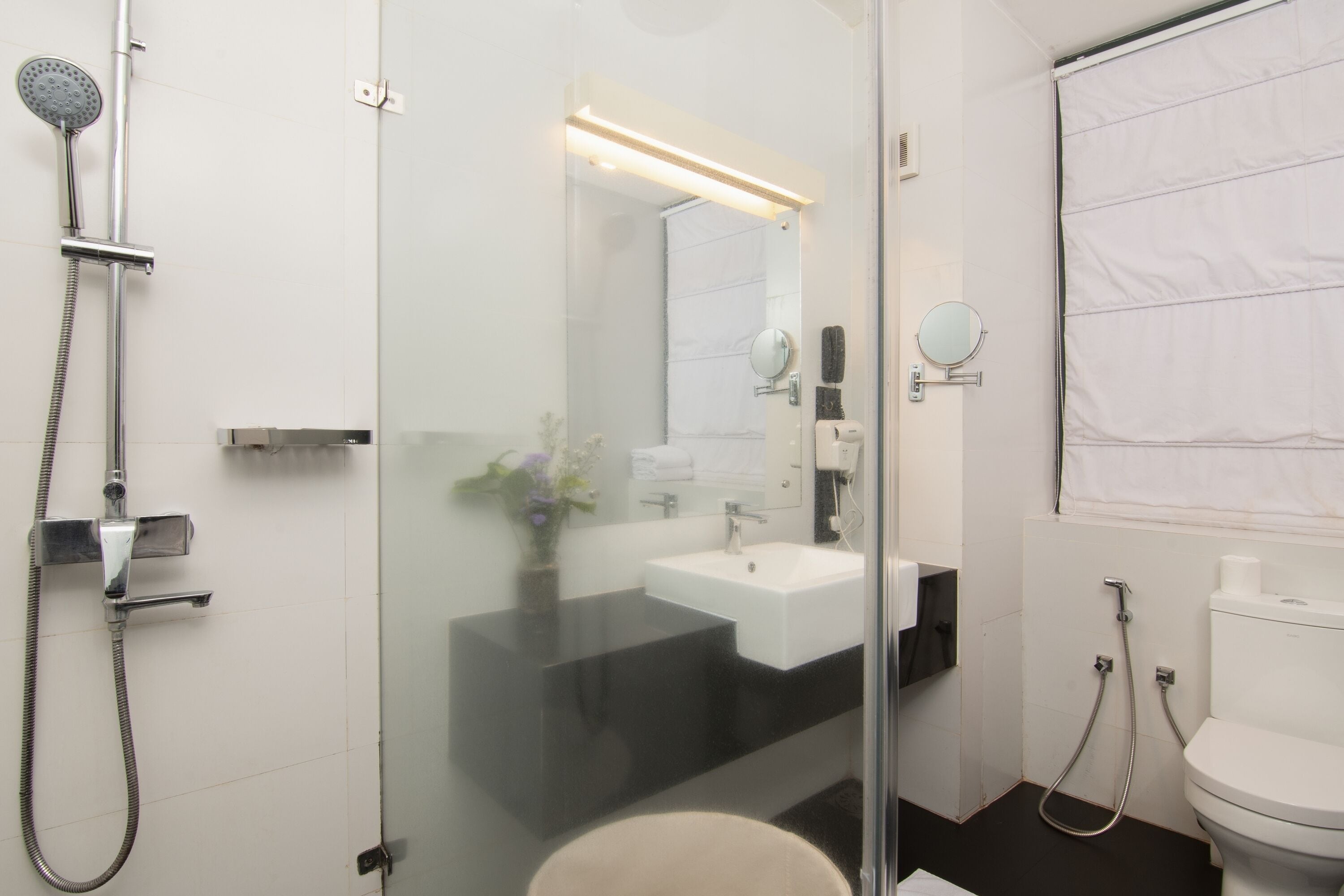 premier room, air conditioning, mountain view | bathroom | shower, hydromassage showerhead, free toiletries, hair dryer