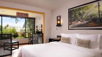 Habitación Premier, Aire acondicionado, vistas a la montaña | Caja fuerte, mobiliario individual, escritorio