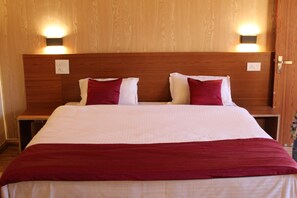 Premium kamer | Een bureau, beddengoed