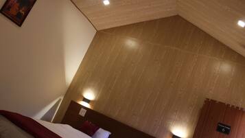 Premium Room | Desk, bed sheets