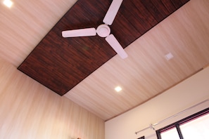 Premium Room | Desk, bed sheets - Beyond Stay Kastura Kanatal (Dhanaulti)