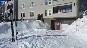 Exterior - Big White Village 3 Bedroom Condo Best Ski in/out (Beaverdell)