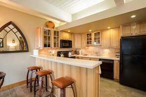 Kylskåp, ugn, spishäll och kaffe- och tebryggare