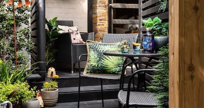 East St 3 is one of three contemporary apartments set within beautiful gardens