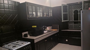 Apartamento, 3 habitaciones | Cocina privada | Cafetera o tetera, frigorífico, microondas y horno
