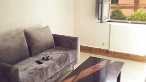 Apartamento, 3 habitaciones | Sala de estar | Una televisión de plasma