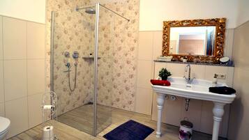 Apartment, 1 Bedroom (Nr. 2) | Bathroom | Shower, towels