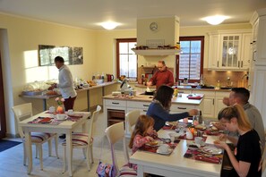 Tägliches Frühstücksbuffet gegen Gebühr