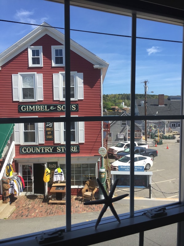 Un bâtiment rouge avec une enseigne indiquant « GIMBEL & SO’S » et une autre indiquant « COUNTRY STORE ».