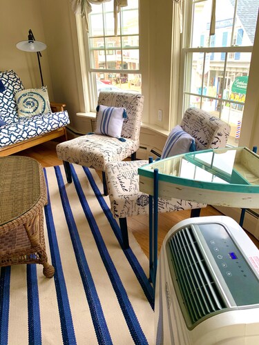Pet Friendly-Steps from All-Harbor View Apt Heart of Boothbay Harbor's Downtown.