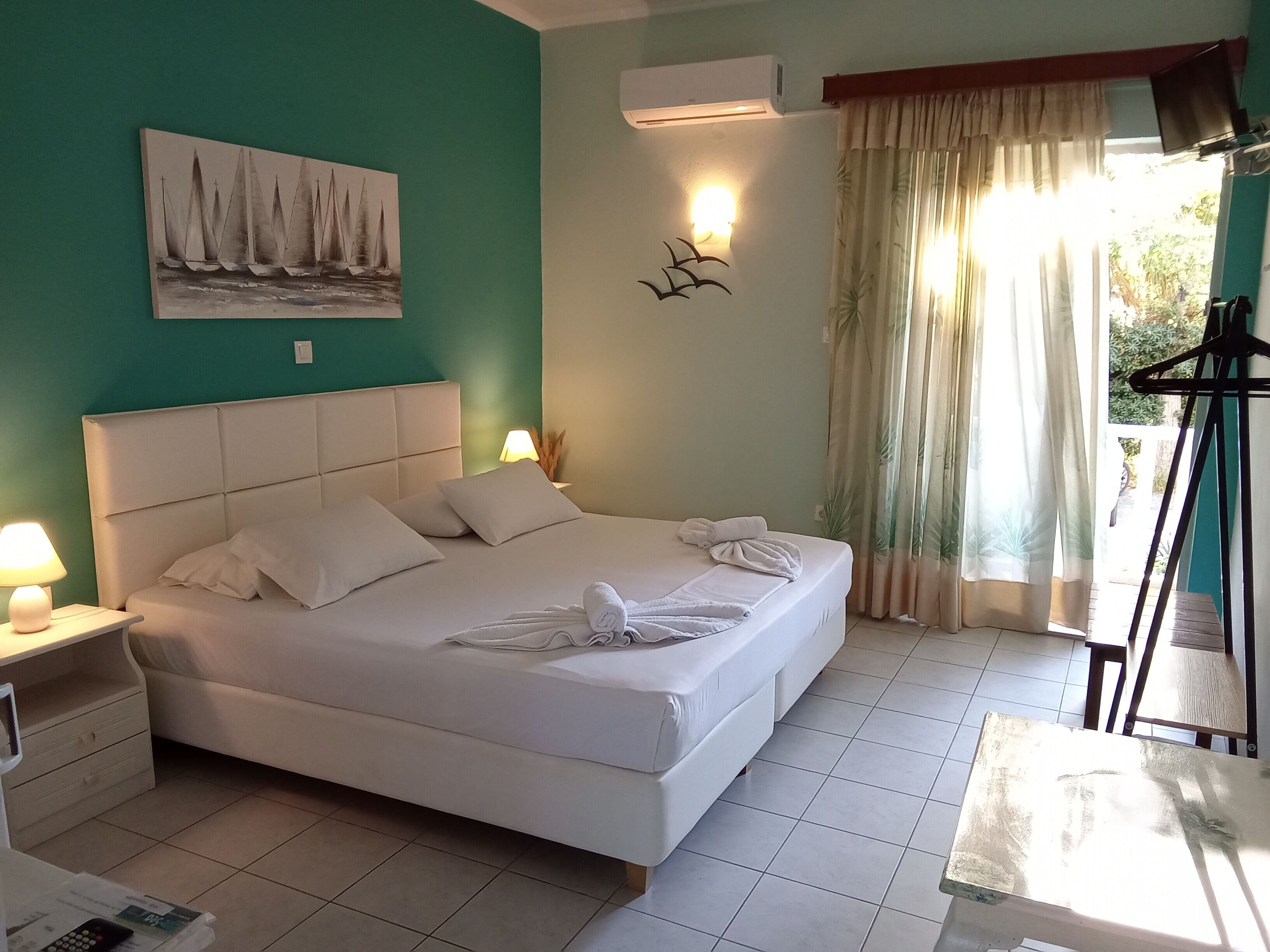 Individually decorated, iron/ironing board, free WiFi, bed sheets