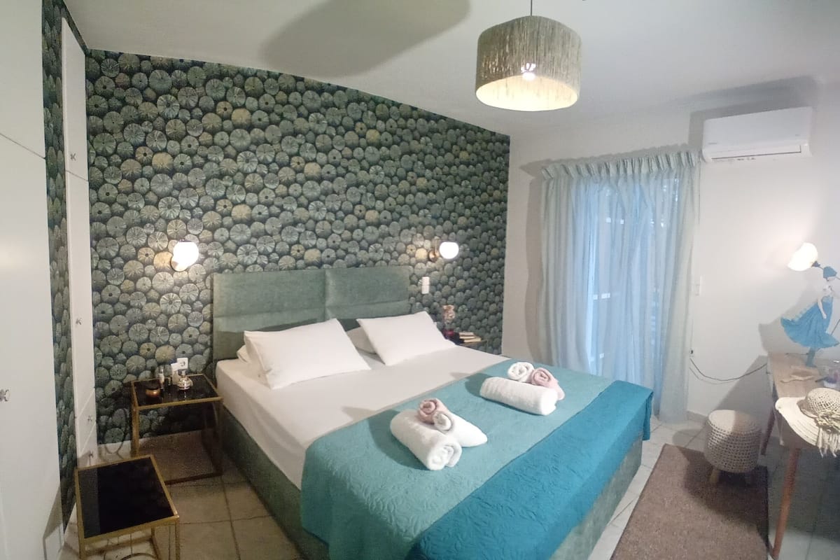 1 chambre, décoration personnalisée, fer et planche à repasser