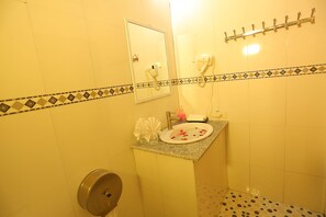 Dusj, toalettartikler (inkludert), hårføner og bidé