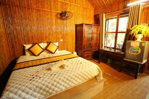 Dobbeltrom (Bungalow) | Minibar, safe på rommet, skrivebord og lydisolert