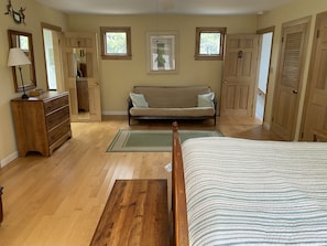 3 chambres, bureau, fer et planche à repasser, lit de bébé portatif