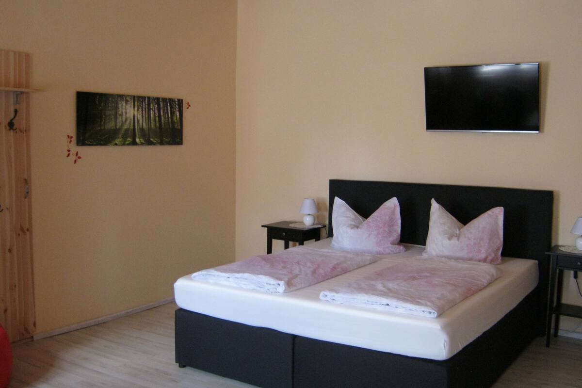 Desk, soundproofing, free cots/infant beds, rollaway beds