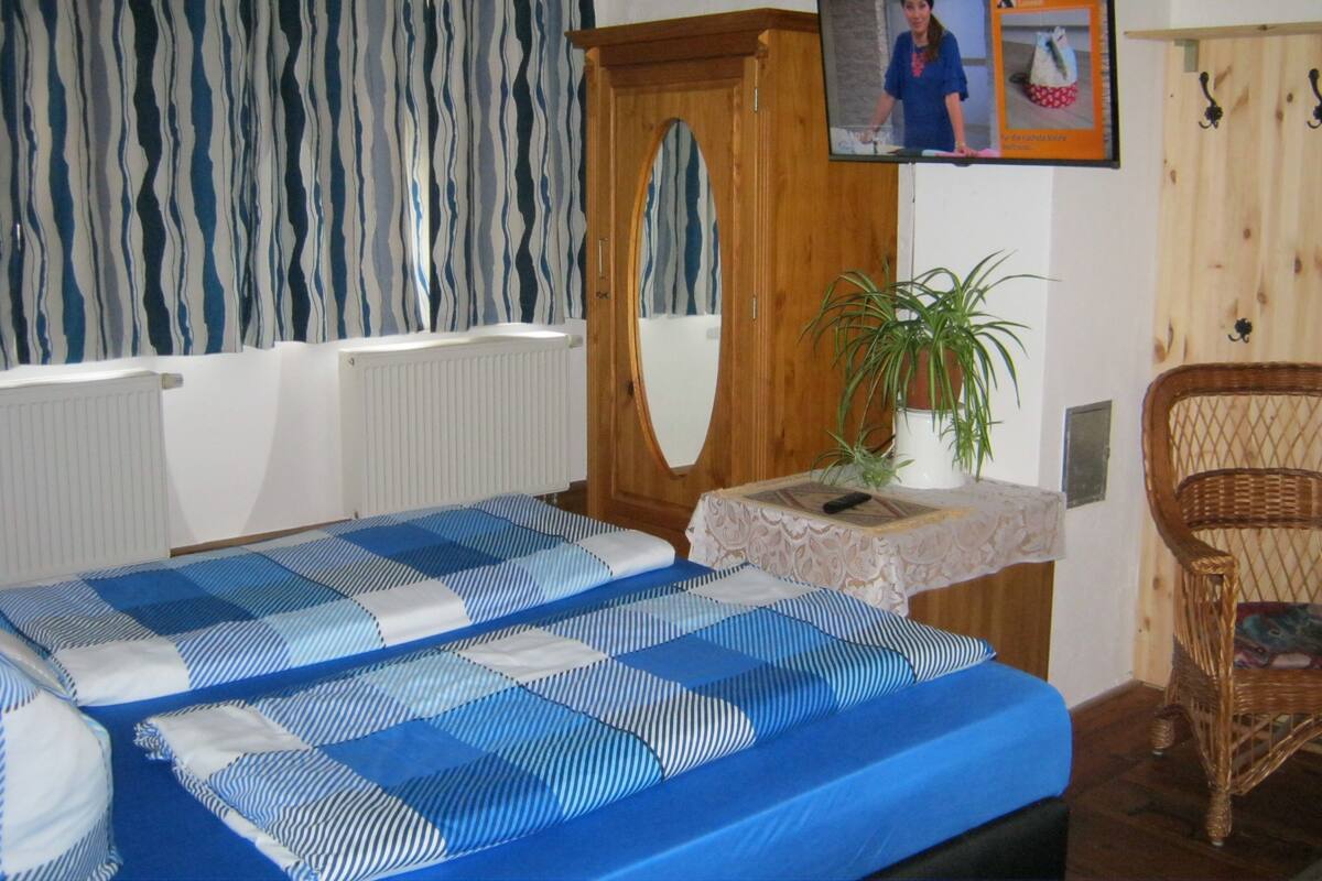 Desk, soundproofing, free cots/infant beds, rollaway beds