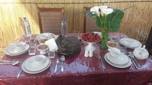 Desayuno con opciones de la cocina local incluido todos los días