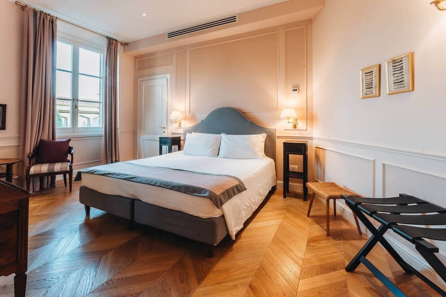 3 chambres, coffres-forts dans les chambres, fer et planche à repasser