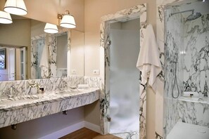 Badewanne, Haartrockner, Bidet, Handtücher