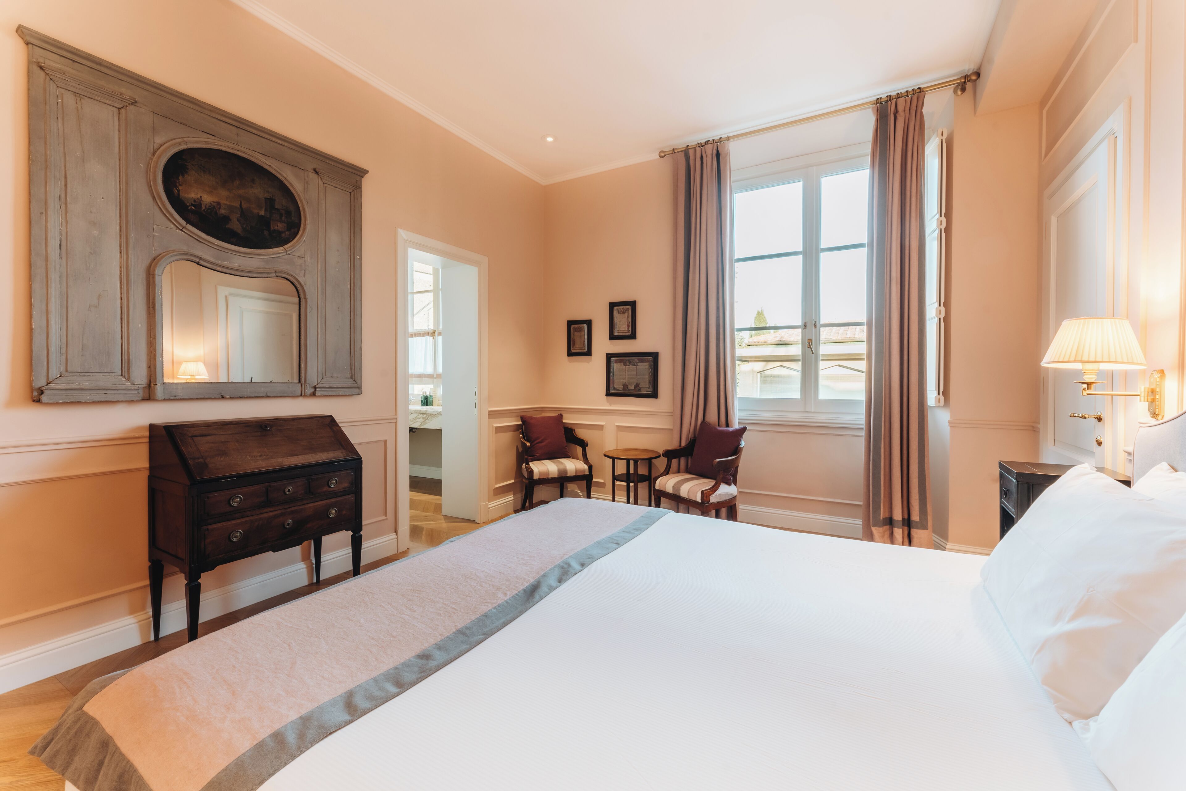 3 chambres, coffres-forts dans les chambres, fer et planche à repasser