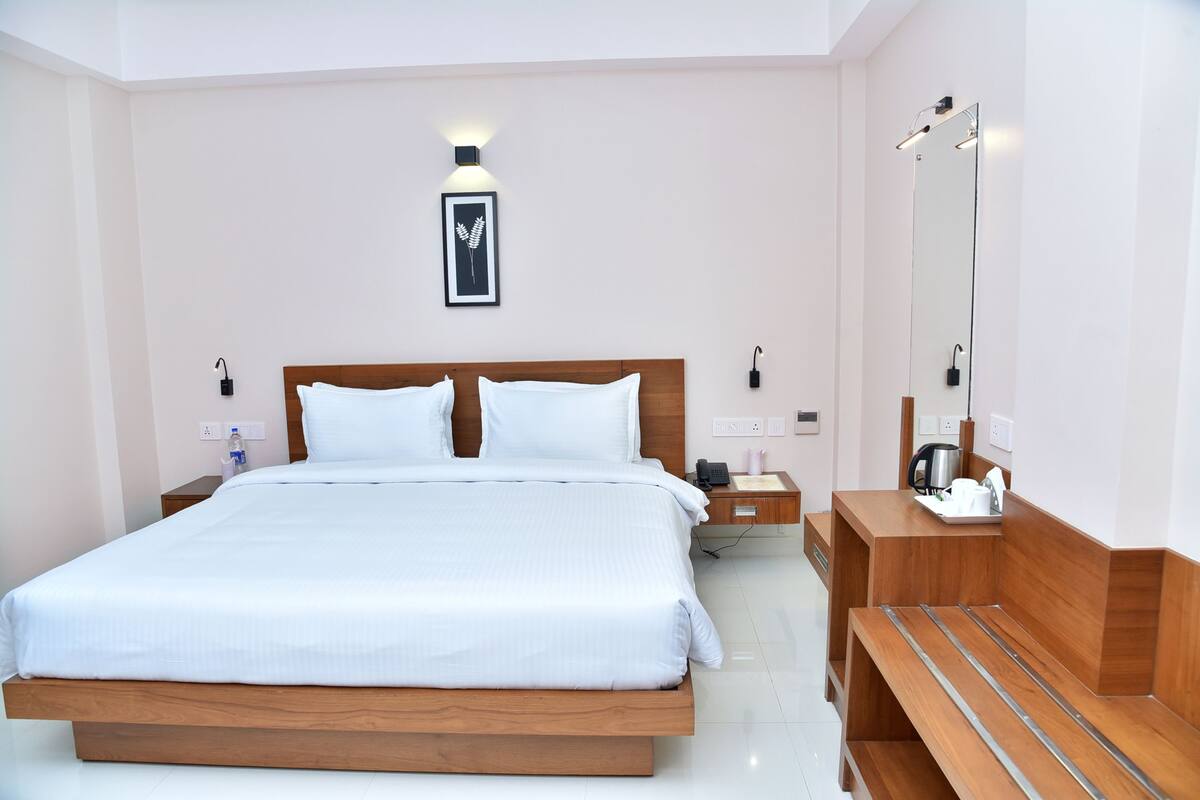 Executive Room, 1 Queen Bed, City View | Desk, soundproofing, free WiFi