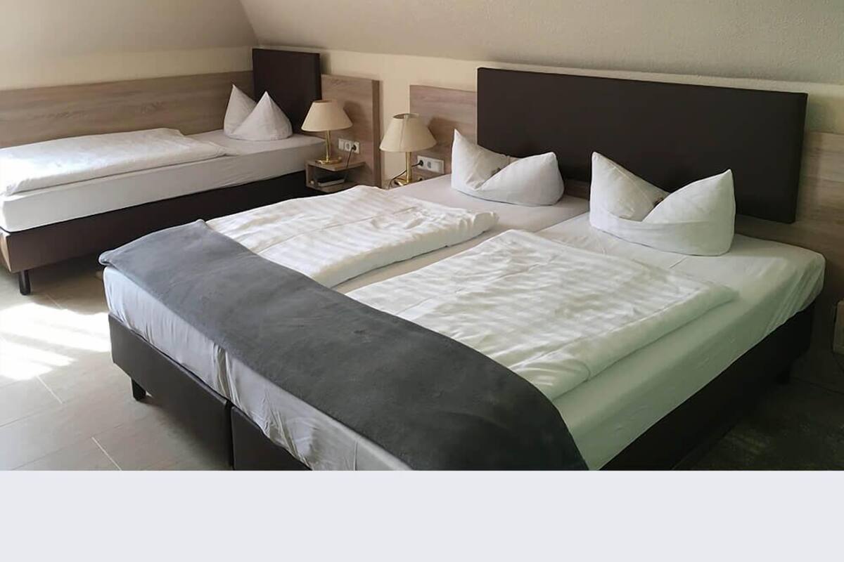 Habitación triple básica | Escritorio, wifi gratis y ropa de cama