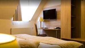 Basic Double Room | Desk, WiFi (free), bed sheets - Hotel Landsberg (Landsberg)