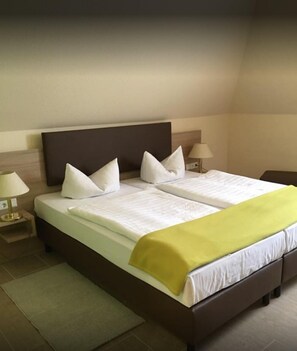 Habitación básica doble | Escritorio, wifi gratis, ropa de cama