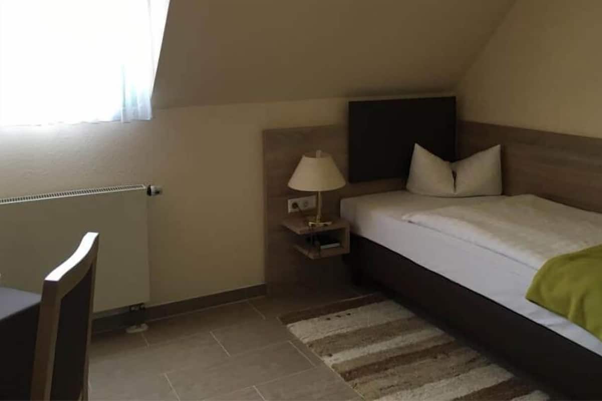 Habitación individual básica | Escritorio, wifi gratis y ropa de cama