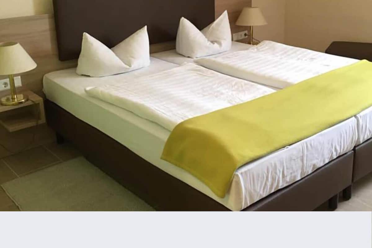 Basic Double Room | Desk, WiFi (free), bed sheets
