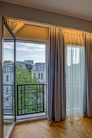 Kahden hengen deluxe-huone | Työpöytä, kannettavalle tietokoneelle sopiva työtila, äänieristys