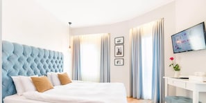 Quarto casal superior, 1 cama Queen | Escrivaninha, espaço de trabalho para notebook, quartos à prova de som