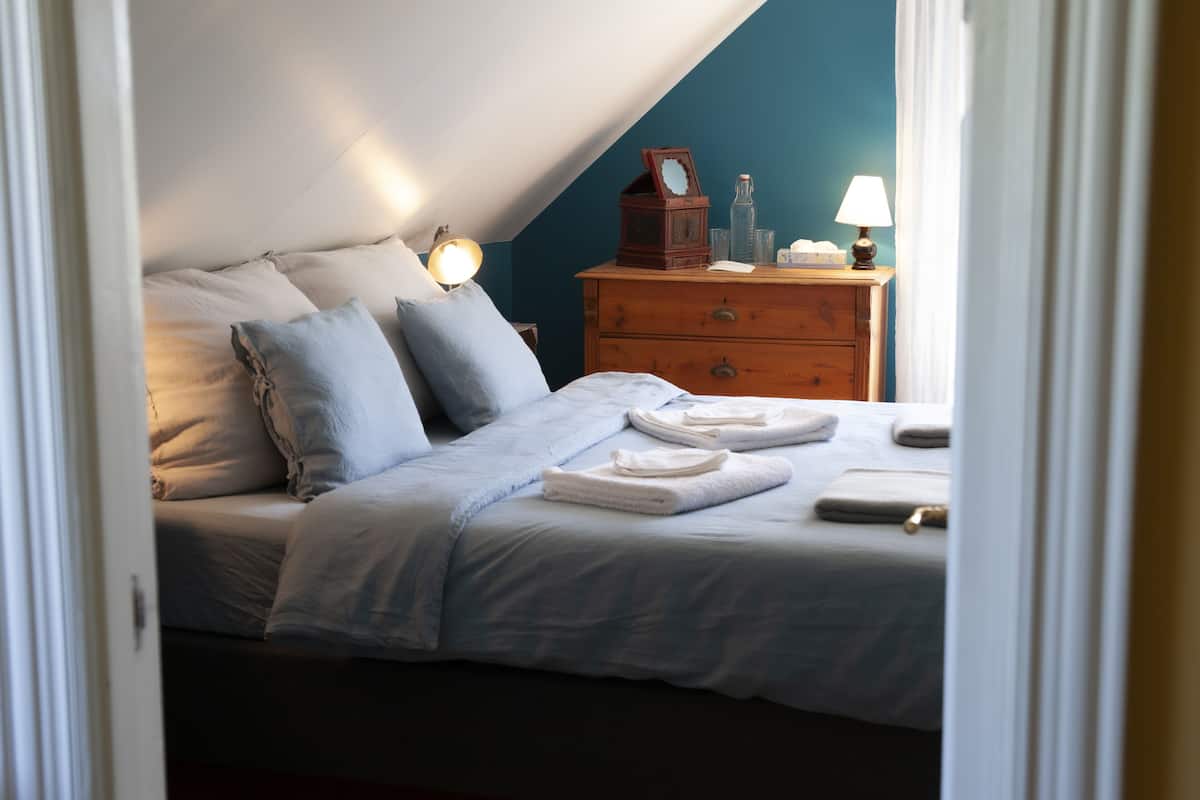 Suite Deluxe, 1 cama King size y sofá cama, baño privado, vista al jardín (Blue) | Ropa de cama de alta calidad y decoración personalizada